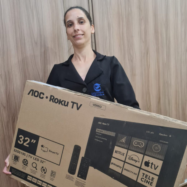 Sindesc faz entrega da Smart TV 32″ para Aline Teixeira, sorteada na consulta da campanha salarial