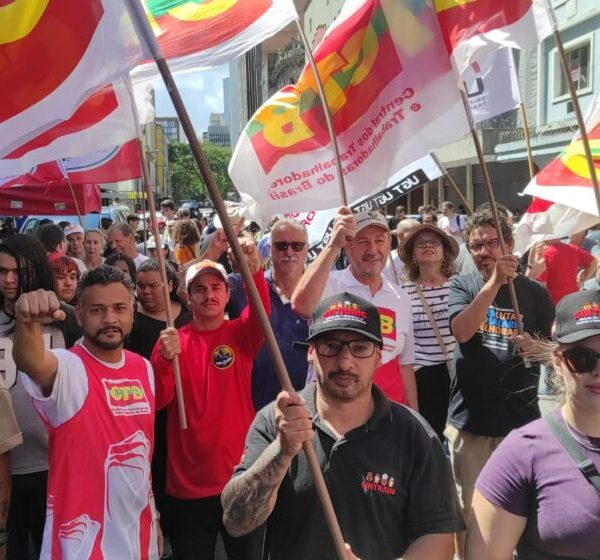 Trabalhadores e estudantes se unem em Porto Alegre contra juros altos e pela redução da jornada